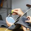 Person klebt einen Flicken auf eine Jeans mit Pattex Textilkleber.