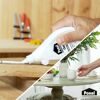 Person trägt Ponal Holzleim auf Holz auf