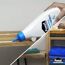 Person trägt Klebstoff mit Ponal Flasche auf