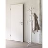 Weißer Garderobenständer mit Mantel