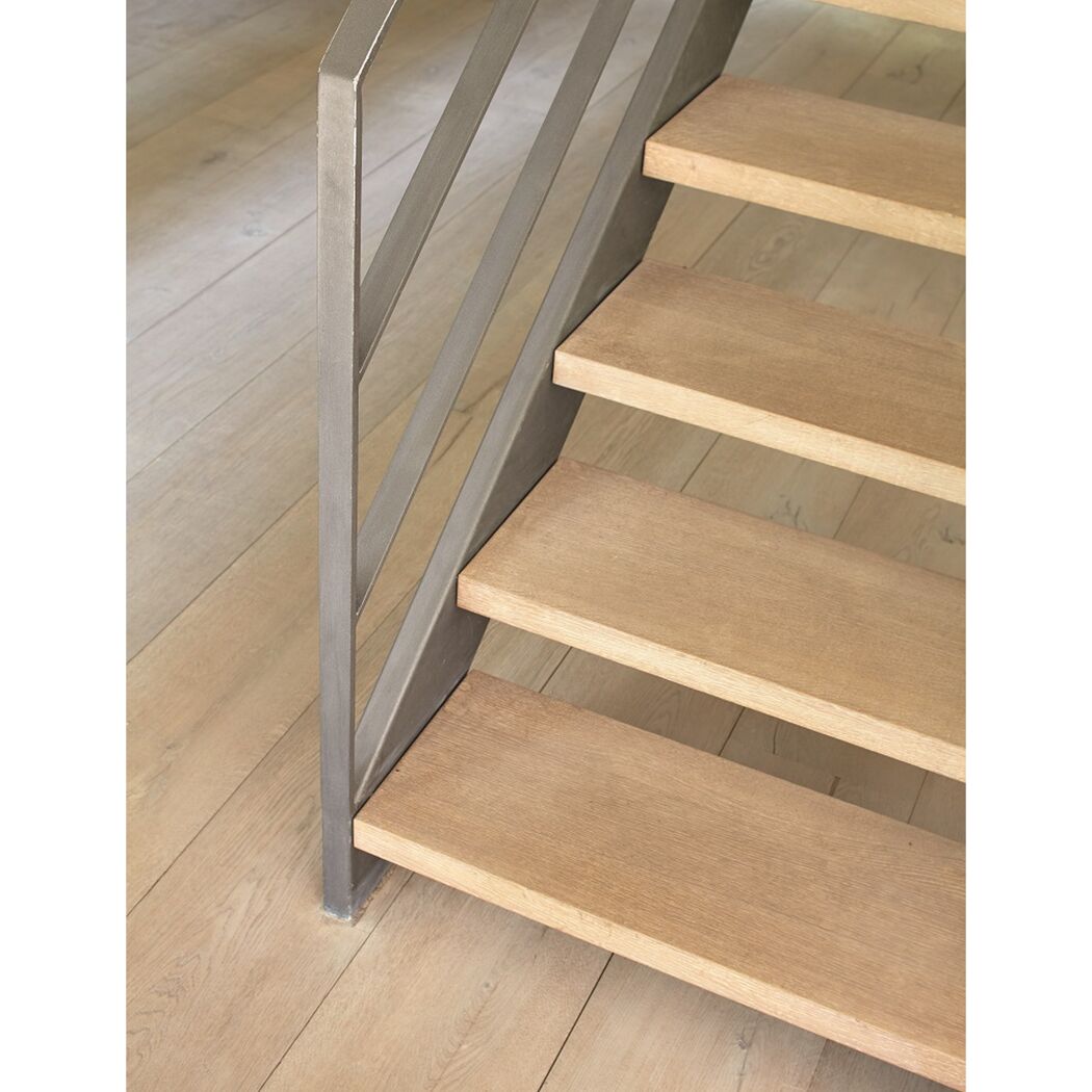 Holztreppe mit Metallgeländer