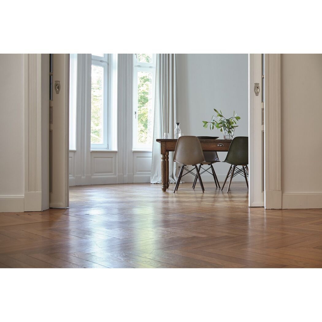 Esszimmer mit Holzfußboden und Esstisch