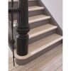 Detail einer Holztreppe mit schwarzem Treppengeländer.