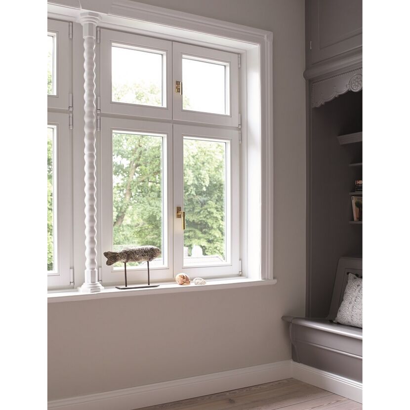 Weißes Fenster mit gedrechselter Säule
