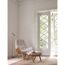 Beiger Sessel mit Hocker und Stehlampe
