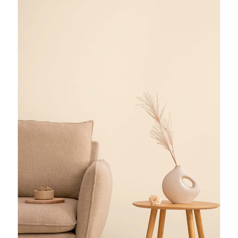 Beiges Sofa und Beistelltisch mit Vase und Deko