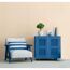 Blauer Schrank und blauer Sessel mit gestreiftem Kissen