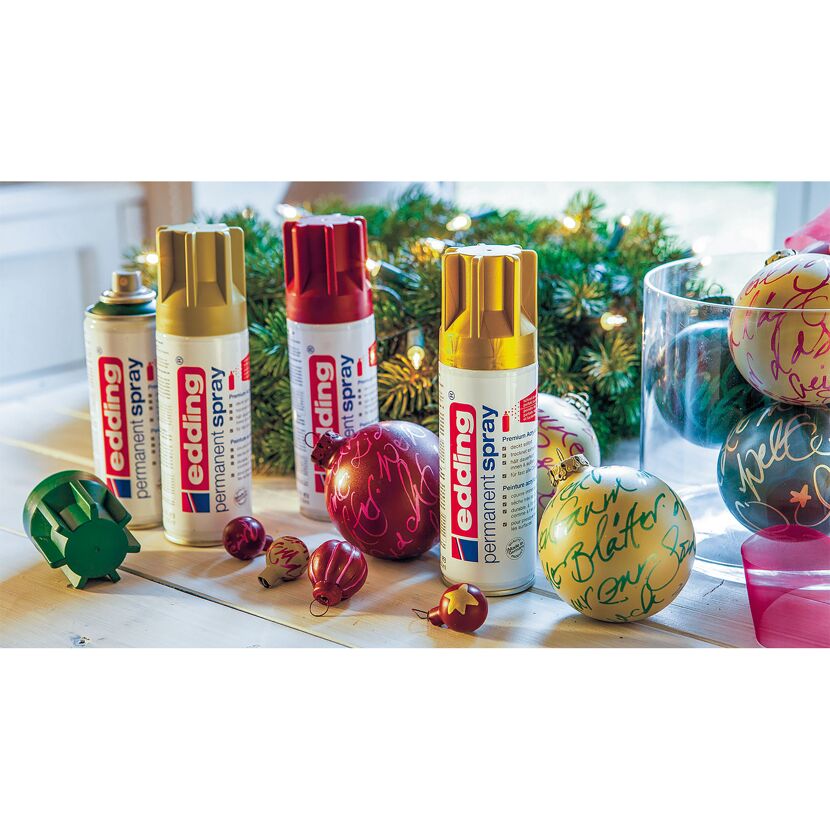 edding Permanentspray in verschiedenen Farben und Weihnachtskugeln