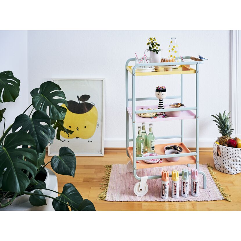 Servierwagen mit Snacks und Eddings Permanent Sprays