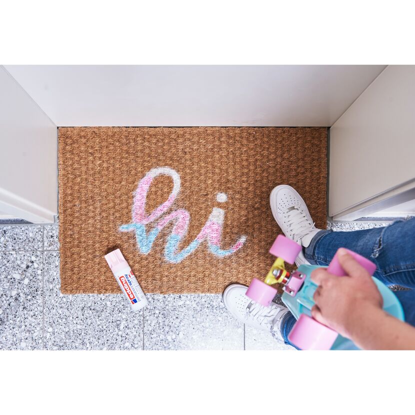 Fußmatte mit edding Permanentspray in Pastellrosa besprüht
