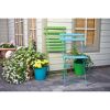 Zwei grüne und blaue Gartenstühle und Blumentöpfe