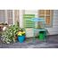 Zwei grüne und blaue Gartenstühle und Blumentöpfe
