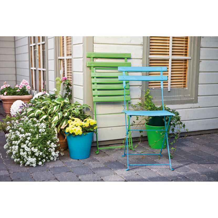 Zwei grüne und blaue Gartenstühle und Blumentöpfe