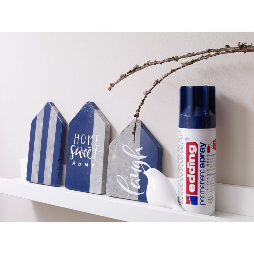Deko-Häuser mit edding Permanentspray nachtblau lackiert