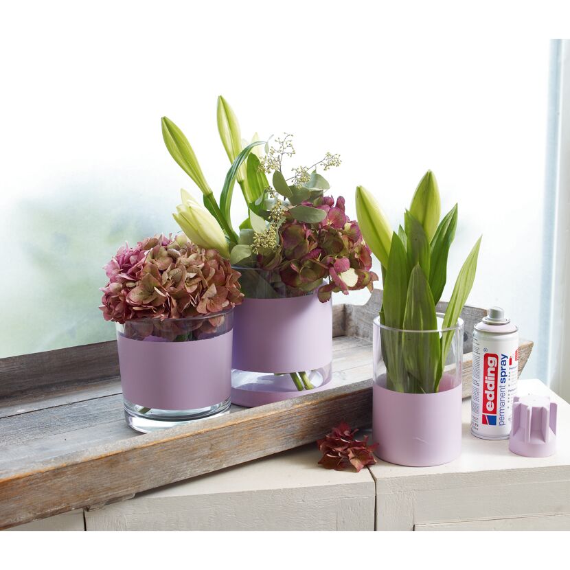 Blumen in Vasen, besprüht mit edding Permanentspray Lavendel