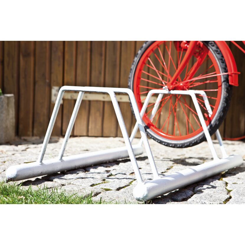 Weißer Fahrradständer mit rotem Fahrrad