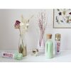 Drei Vasen werden mit edding Permanentspray besprüht.