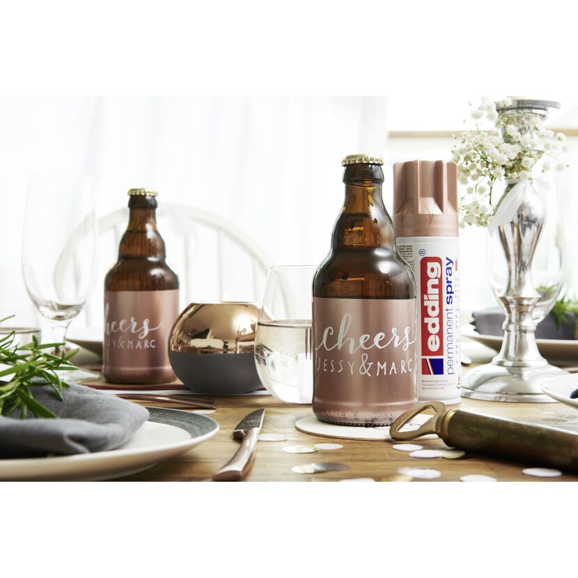 Festlich gedeckter Tisch mit edding Permanentspray