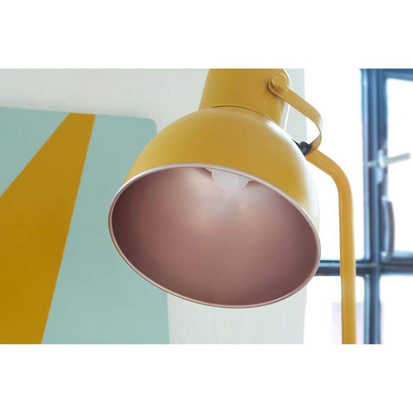 Senfgelbe Schreibtischlampe mit roségoldenem Lampenschirm