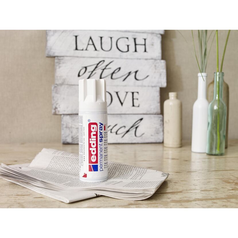 edding Permanent Spray auf Zeitung