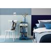 Schlafzimmer mit blau-weißem Farbakzent