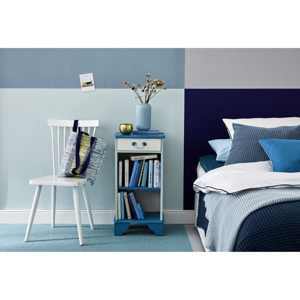 Schlafzimmer mit blau-weißem Farbakzent