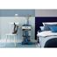 Schlafzimmer mit blau-weißem Farbakzent