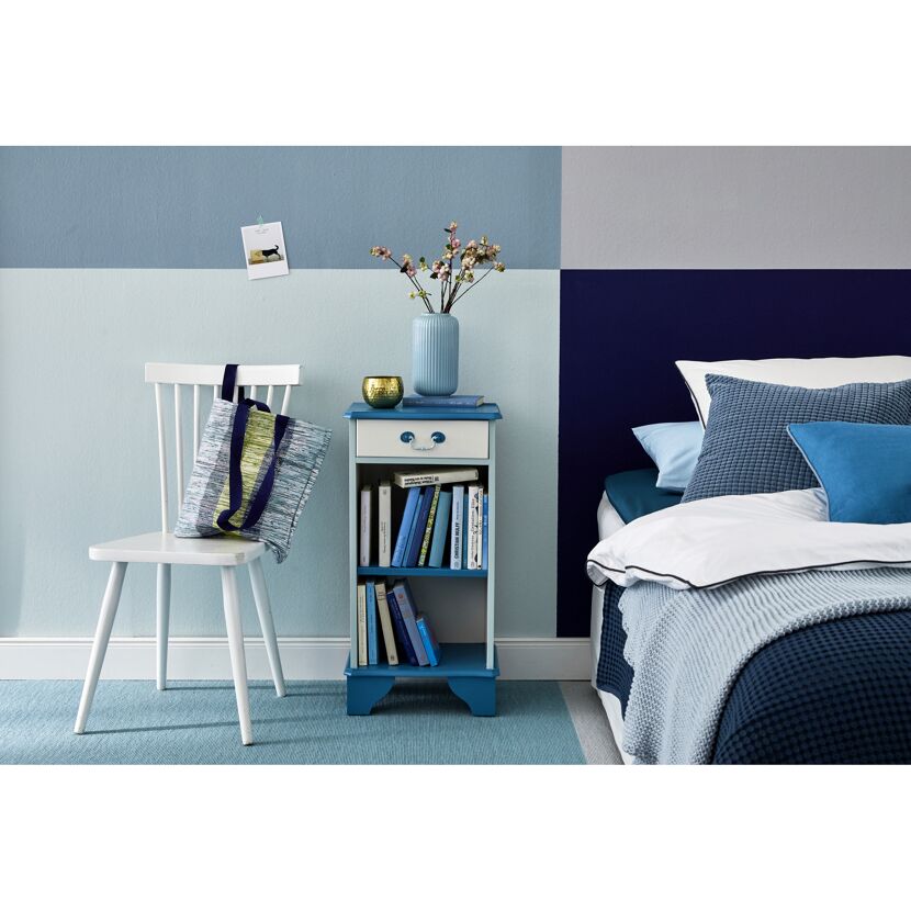 Schlafzimmer mit blau-weißem Farbakzent