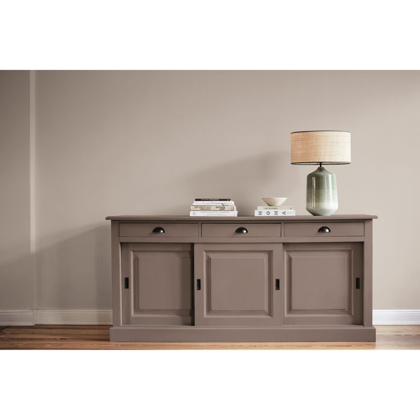 Sideboard in Taubengrau mit Lampe und Büchern