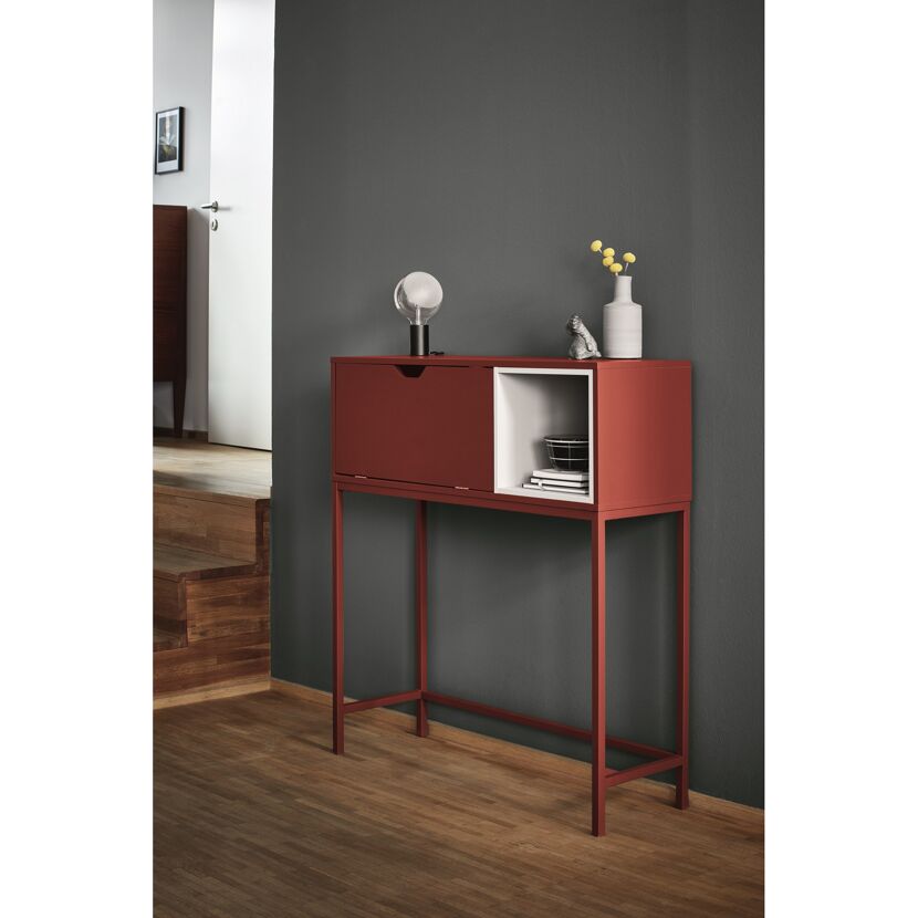 Rotes Konsolentischchen mit Dekoration