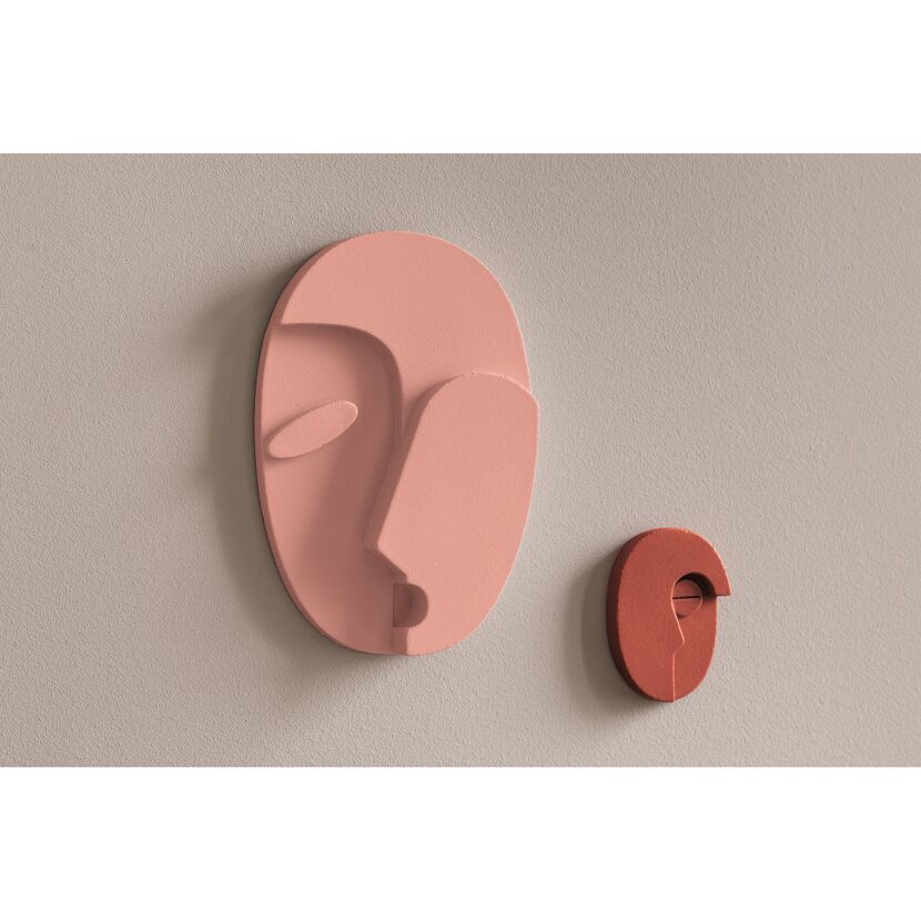 Rosafarbener Knauf und rosa Wandhaken in abstraktem Gesichtsdesign