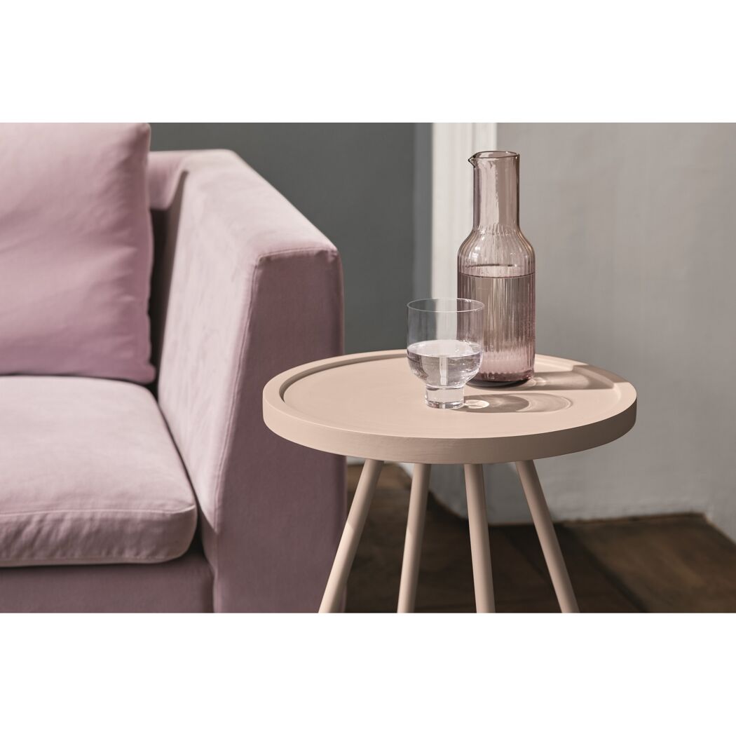 Beistelltisch mit Karaffe und Glas