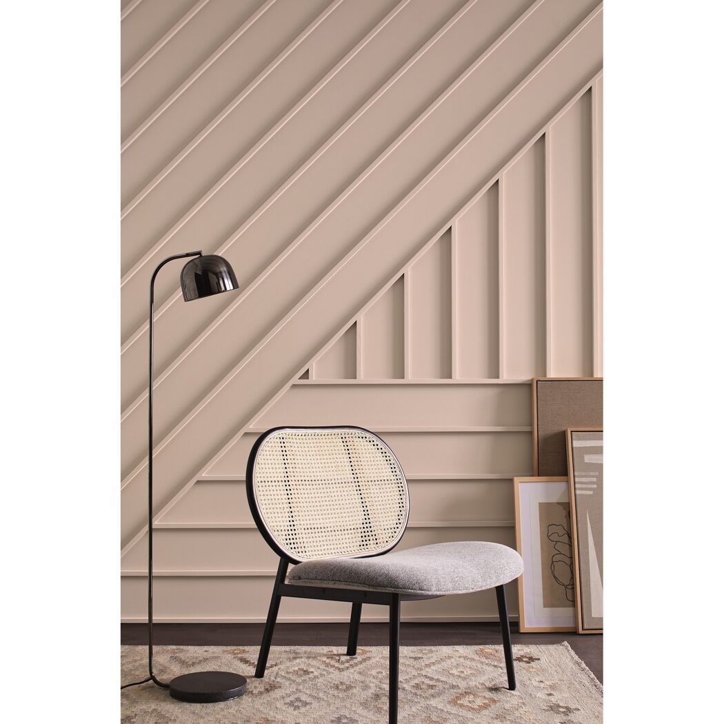 Stuhl mit Wiener Geflecht und Stehleuchte vor beige gestrichener Wand