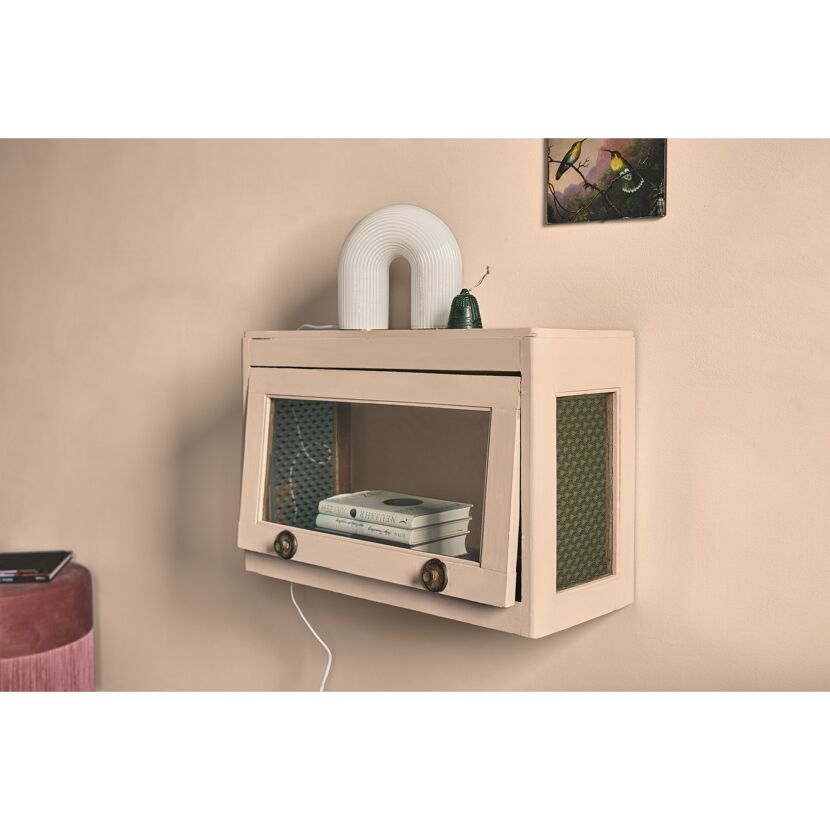 Rosa Hängeschrank mit Glastür und Büchern