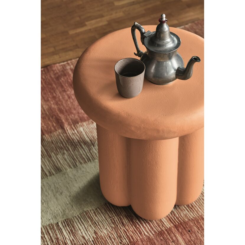 Beistelltisch in Terrakotta mit Teekanne und Tasse