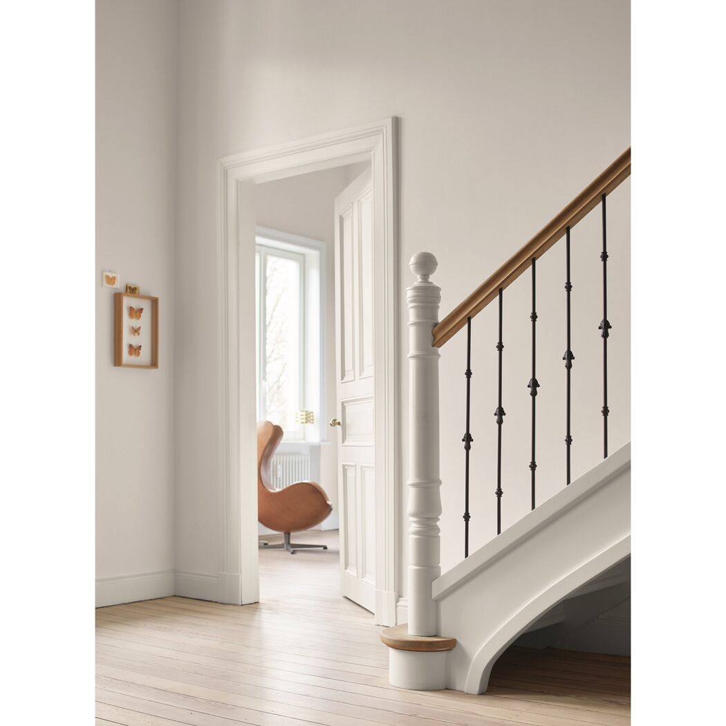 Weiß gestrichene Treppe mit Holzgeländer