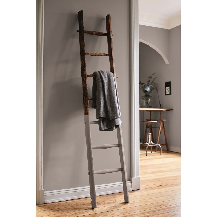 Holzleiter mit grauer Farbe und grauer Decke