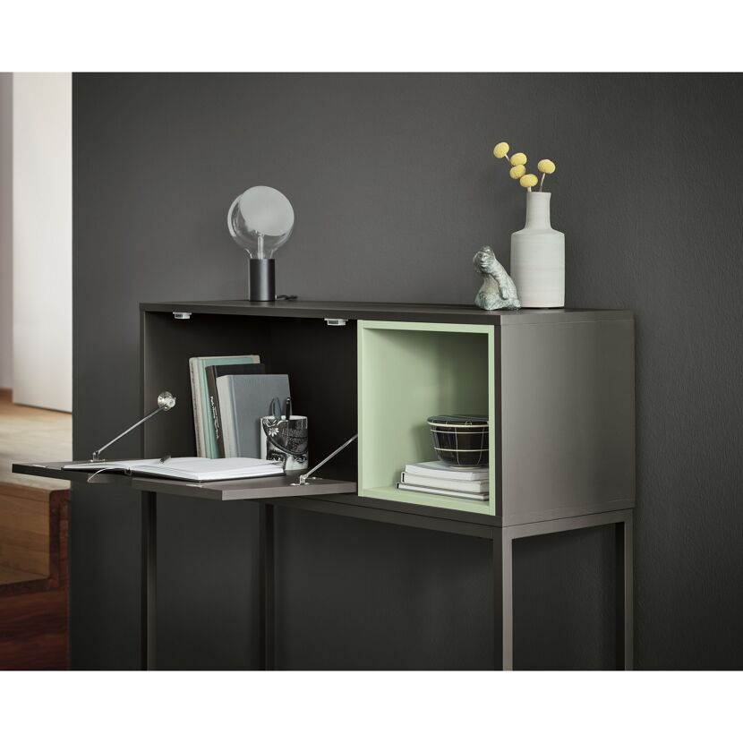 Dunkelgraues Sideboard mit geöffnetem Sekretär und hellgrünem Fach