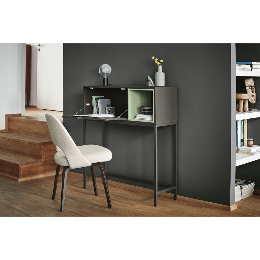 Schreibtisch mit Stuhl und Regal im Hintergrund