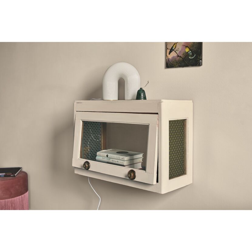Weißer Wandschrank mit Büchern und Dekoration