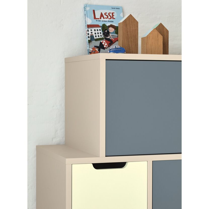 Beige-blaues Kinderregal mit Spielzeug und Buch