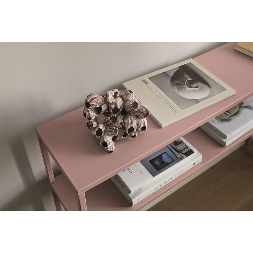 Rosa Konsolentisch mit Deko und Büchern