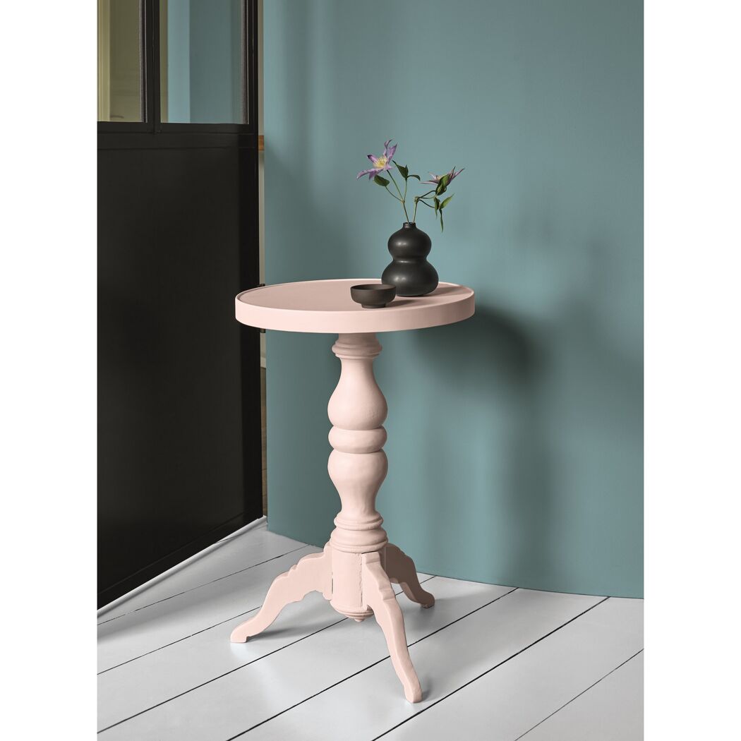 Beistelltisch in Rosa mit Vase und Schale