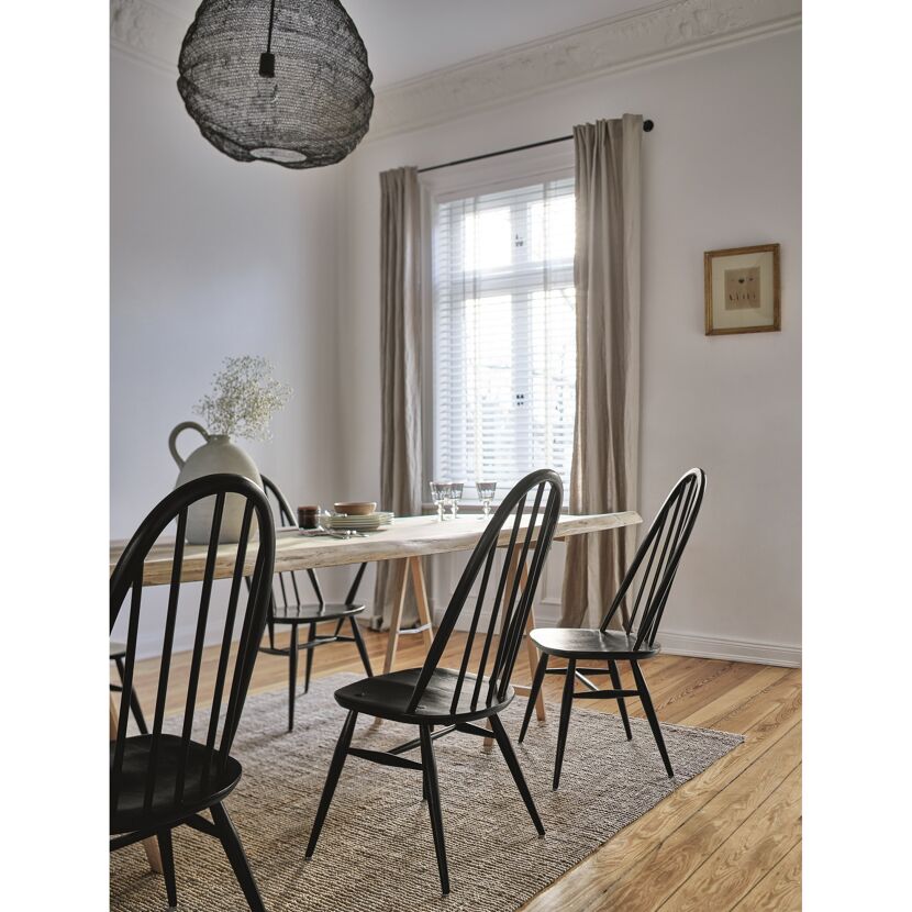 Esszimmer mit schwarzem Esstisch und Stühlen