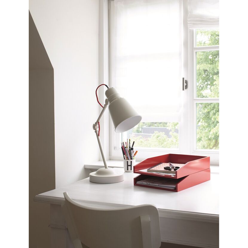 Weißer Schreibtisch mit Lampe, Stiftebecher und Briefablage