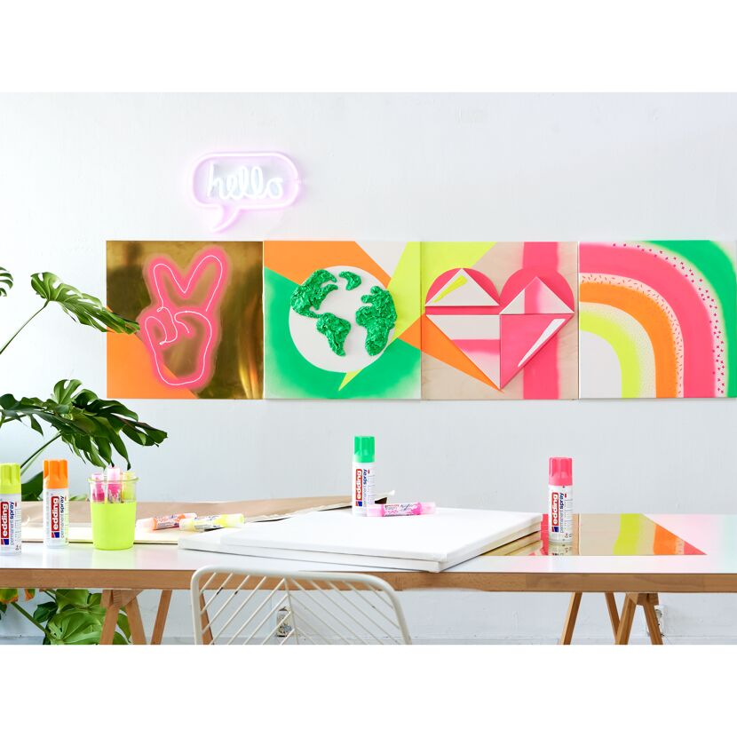 Bunte Leinwände und edding Permanent Sprays