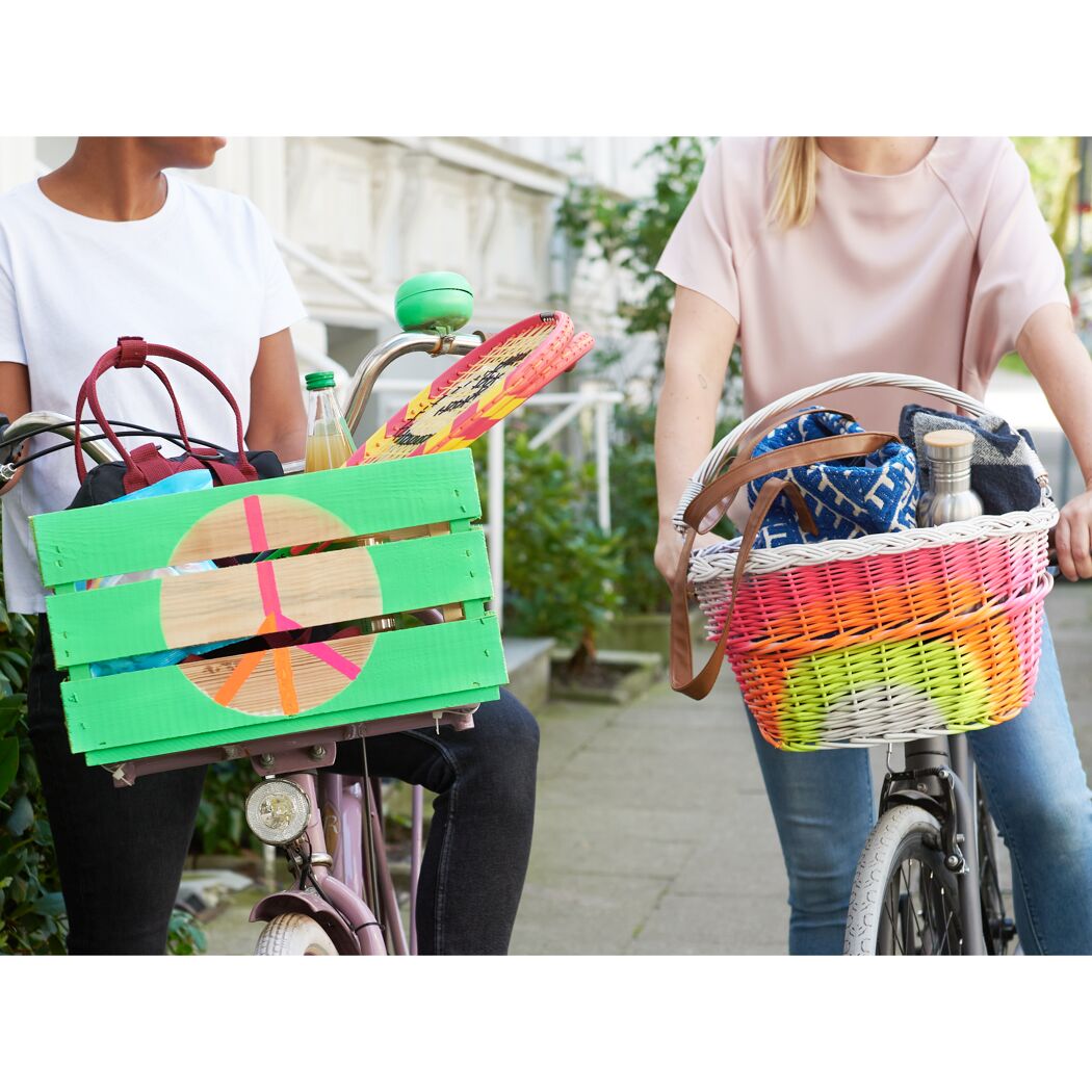 Zwei Personen mit Fahrrädern und Körben