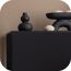 Schwarzes Sideboard mit Deko