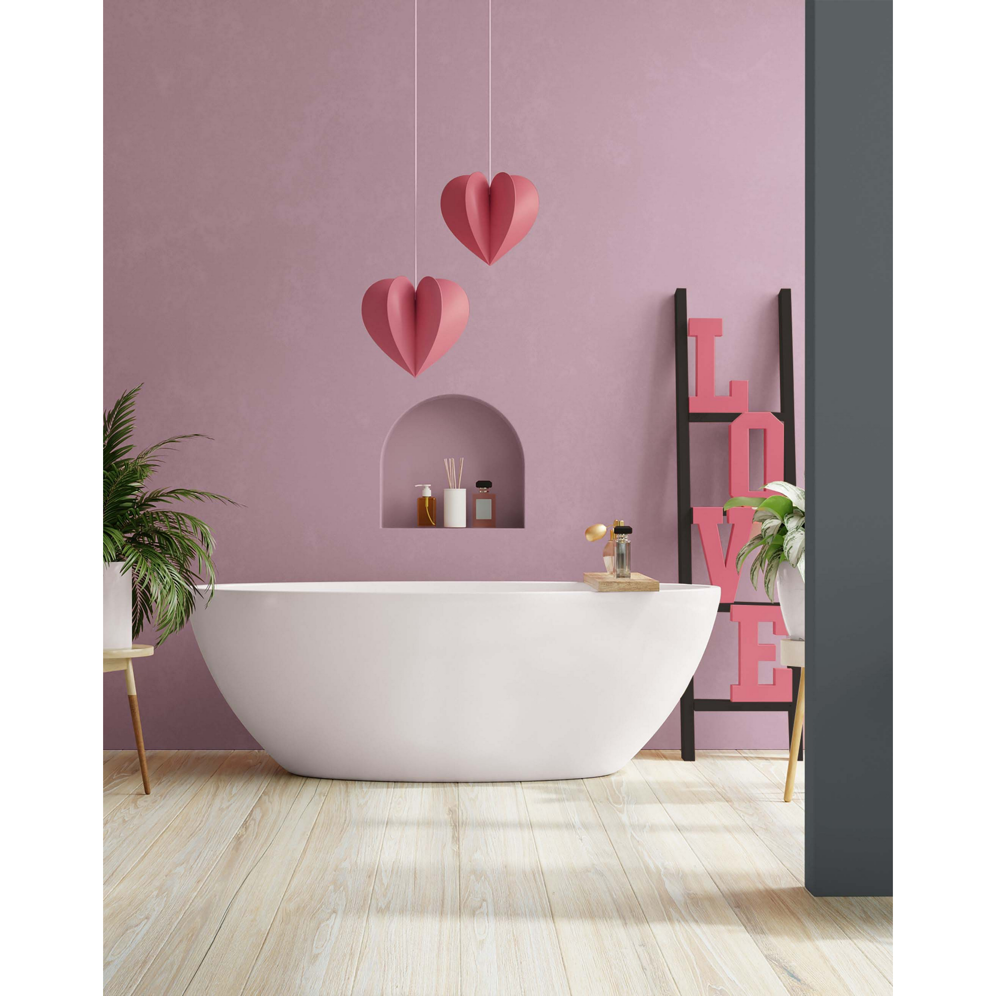 Badezimmer mit Badewanne, Deko-Herzen und LOVE-Schriftzug