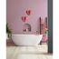 Badezimmer mit Badewanne, Deko-Herzen und LOVE-Schriftzug